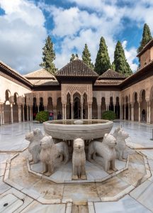 Löwenhof innerhalb des Alhambra Schlosses in Granada